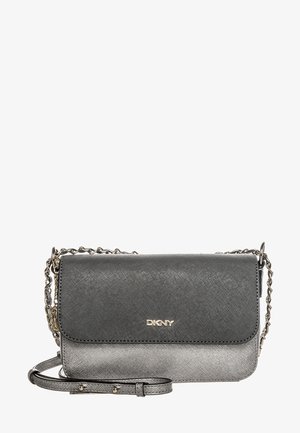 Torebka crossbody DKNY z teksturowanym satynowym wykończeniem, z przejściem kolorystycznym od czerni do szarości, złotymi akcentami oraz paskiem z łańcuszkiem.