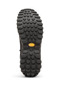 Mustat kumipohjat, joissa on erottuvat urat ja keltainen Vibram-logo, suunniteltu tarjoamaan pitoa ja kestävyyttä, teksturoitu pinta.