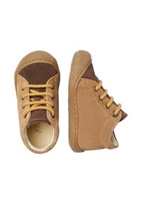 Hnědé semišové a kožené boty pro malé děti s žlutými tkaničkami, texturovanou gumovou podrážkou a kontrastními panely v odstínech světlé hnědé a tmavě hnědé.