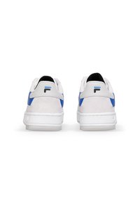 Baskets blanches avec un talon en suède doux, des accents bleus, et un design texturé. Elles présentent un logo bien visible et une semelle en caoutchouc flat.