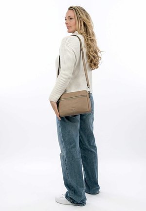 Borsa a tracolla color tan con design elegante, realizzata in pelle liscia. Presenta una tasca frontale con zip e una tracolla regolabile per versatilità.