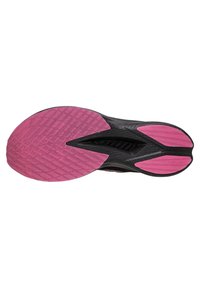 Suela de zapatilla deportiva, con un upper negro y elementos de goma rosa. Patrón texturizado para mayor agarre. Tacón redondeado con diseño con corte.