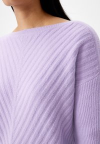 comma MIT ÜBERSCHNITTENEN SCHULTERN - Strickpullover - lavendel