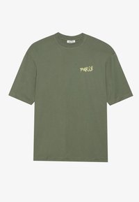 Oliven grøn bomulds-t-shirt med korte ærmer, rund halsudskæring og "PARIS"-tekst i en lysere nuance på venstre bryst.