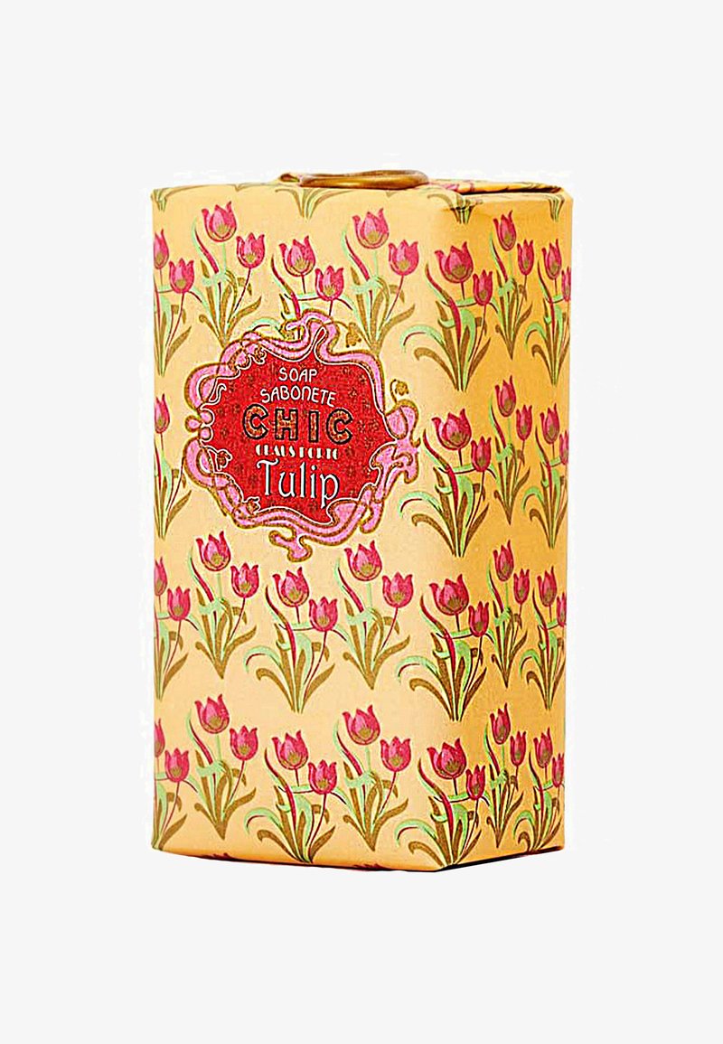 Gelbe Seifenverpackung mit einem floralen Muster aus pinkfarbenen Tulpen und grünen Stängeln, versehen mit einem roten Etikett, auf dem "Chic" und "Tulpe" steht.