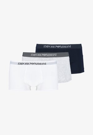 Três pares de boxers Emporio Armani em branco, cinza claro e azul marinho. Apresentam cinturas elásticas com detalhes em logótipos e um design ajustado.