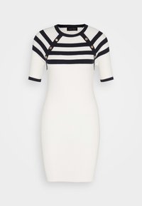 Robe en maille côtelée blanche à rayures horizontales bleu marine. Elle présente un col rond et des manches courtes, agrémentée de boutons dorés sur les épaules.