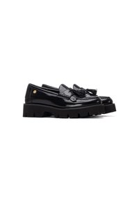 Mocasines de charol negro con una gruesa suela de goma negra, que presentan un lazo decorativo y detalles grabados en la parte superior.