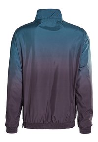 Vindjakke med gradient fra teal til dyp lilla, høy krage og elastiske mansjetter. Glatt, blankt stoff.