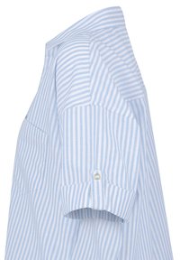 Camicia a righe blu e bianche con maniche corte, un bottone al polsino, una singola tasca sul petto e un design del colletto rilassato.
