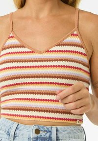 Top court en tricot multicolore avec un décolleté en V, comportant des rayures horizontales rouges, brunes, jaunes et lavande. Bretelles spaghetti ajustables.