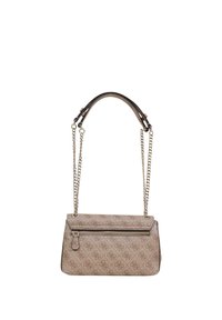 Bolso beige con estampado, con un cierre frontal con cremallera, forma estructurada, cadena metálica como correa y textura suave.