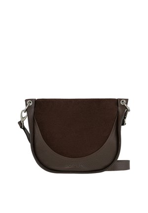 Ciemnobrązowa skórzana i zamszowa torebka na ramię z zakrzywioną przednią klapą i srebrnymi zapięciami na regulowanym pasku.