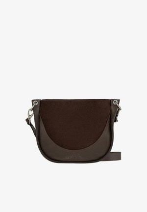 Ciemnobrązowa skórzana i zamszowa torebka na ramię z zakrzywioną przednią klapą i srebrnymi zapięciami na regulowanym pasku.