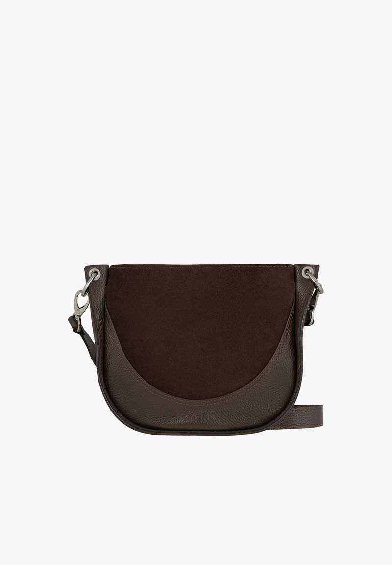 Sac bandoulière en cuir brun foncé et daim avec rabat avant incurvé et attaches de boucle argentées sur une sangle réglable.