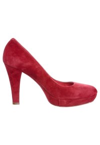 Pump in suede rosso con tacco alto, punta arrotondata e design con aperture, dotato di suola piattaforma e tacco chunky.