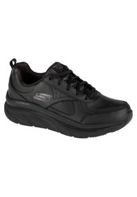 Sneaker in pelle nera con superficie testurizzata, colletto imbottito e tacco rialzato. Caratterizzato da una chiusura con lacci e un dettaglio logo laterale.