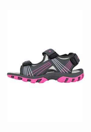 Sport sandal i svart och rosa. Har justerbara remmar, en texturerad sula och en ventilerande design med diagonala vita ränder.