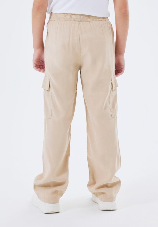 BEQUEME STRETCH BAGGY NKFBELLA - Cargo trousers - braun4
