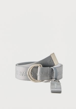 Γκρι υφασματική ζώνη με μεταλλική αγκράφα σε σχήμα D και μικρό προσαρτημένο κρίκο μπρελόκ σε ανοιχτό φόντο.