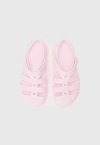 Jasnoróżowe klapki typu slip-on wykonane z miękkiego, elastycznego materiału. Posiadają liczne otwory wentylacyjne oraz pasek dla bezpiecznego dopasowania.