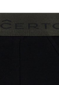 Czarne spodnie z ciemnozielonym elastycznym paskiem w talii, na którym widnieje wypukłe napisy. Materiał jest gładki z lekko teksturowanym wykończeniem.