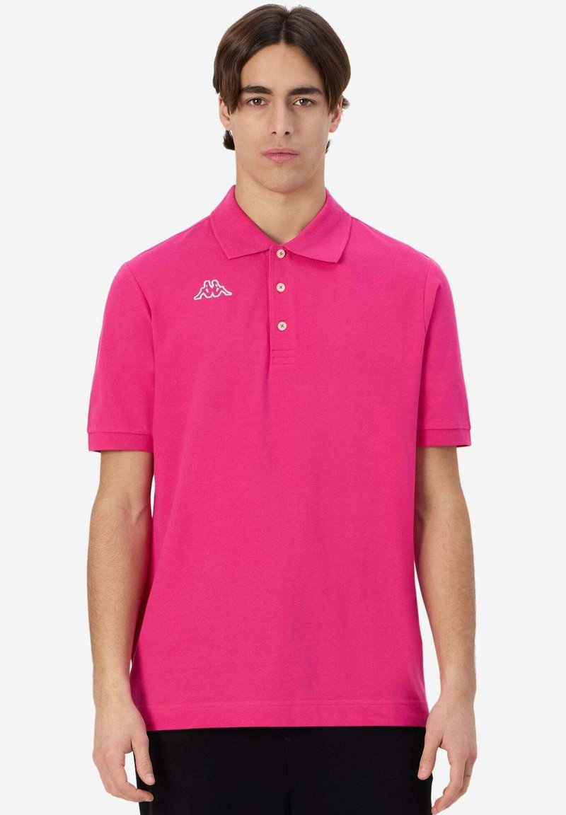 Polo shirt rosa in cotone, con colletto, maniche corte, pattina con tre bottoni e un logo bianco sul lato sinistro del petto.