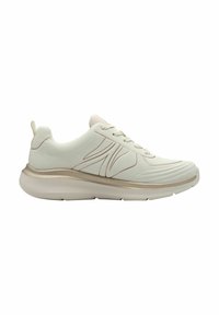 Bílé sportovní boty s texturovaným svrškem, světle růžovými akcenty a světlou zlatou lištou kolem podešve. Laced design s polstrovaným límcem.