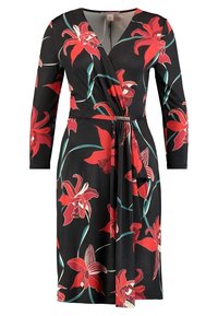 Svart klänning med omslag och stora röda blommönster, långa ärmar, belagd midja med metallicdetalj och mjuk, slät textur.