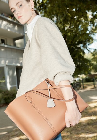 Tory Burch PERRY TRIPLE COMPARTMENT TOTE - Shopping bag - light umber