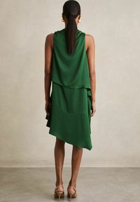 Reiss REGULAR FIT-ELOISE DRAPE NECK LAYERED  - Koktejlové šaty / šaty na párty - green