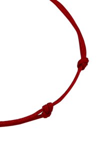 Röd snöre med en slät textur, prytt med två knutar. Designen är enkel och skapar en ögla med justerbar längd för mångsidig användning.
