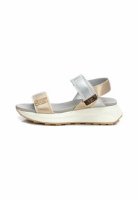 Sandalias bicolor con tiras metálicas doradas y plateadas, suela acolchada y un diseño de plataforma ligera.