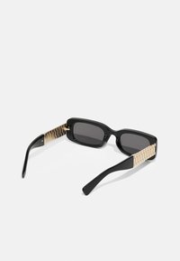 Schwarze Sonnenbrille mit rechteckigen Gläsern, ausgestattet mit einem glänzenden schwarzen Rahmen und strukturierten goldfarbenen Akzenten an den Bügeln.