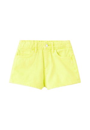Gule denimshorts med forlommer, bæltestropper og knaplukning, lagt fladt på en hvid baggrund.