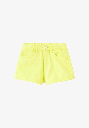 Short en denim jaune avec poches avant, passants pour ceinture et fermeture par bouton, posé à plat sur un fond blanc.