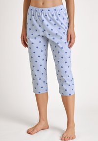 Lichte pyjamabroek in blauw en witte strepen met kleine palmbomenprints. Beschikt over een elastische tailleband en een cropped lengte.