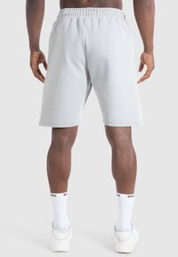 Smilodox NALE TRAINING SHORTS - Korte broeken - hellgrau