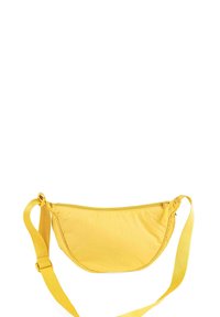Riñonera de tela amarilla con forma curva, correa ajustable y cierre de cremallera en la parte superior. Textura suave sin patrones o acentos visibles.