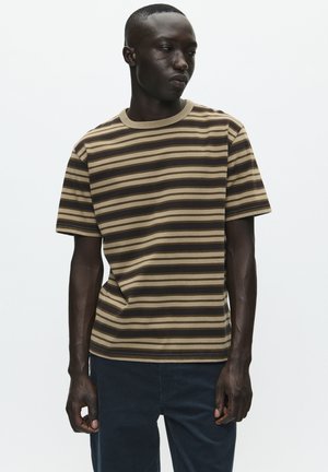 EASTON - Trükipildiga T-särk - chocolate torte stripe
