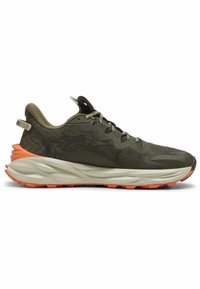Oliwkowe buty sportowe z oddychającą siateczką, pomarańczowymi i czarnymi akcentami, grubą kremową podeszwą środkową i teksturowaną gumową podeszwą.
