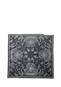 Sort mønstret silkescarf med intrikate hvide paisleydesigns og geometriske former, afsluttet med en kantet kant.
