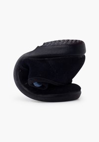 Pantofole in suede nero con suola in gomma flessibile, caratterizzate da un motivo a trama testurizzata sul fondo e un upper arrotolato per una facile indossatura.