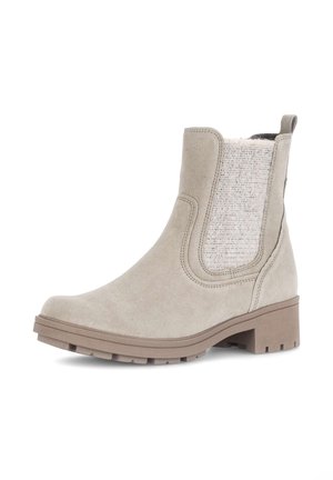 Beige enkellaarsje met een suède afwerking, elastische zijpaneel van gestructureerde stof, ronde neus en een lage blokhak. Voorzien van een antislip buitenzool.