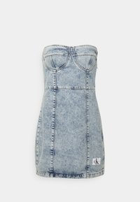 Denim strapless klänning i ljusblått med en åtsittande bodice, böjda sömmar och en CK-logotagsmärke. Texturen är slät med en lätt blekning.