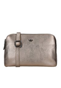 Borsa a mano in pelle bronzo metallizzato con superficie strutturata, chiusura con zip e tracolla con dettaglio di fibbia quadrata.
