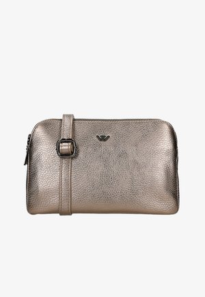Metalen bronzen leren clutch tas met een textuur oppervlak, ritsluiting en een band met een vierkante gesp als accent.