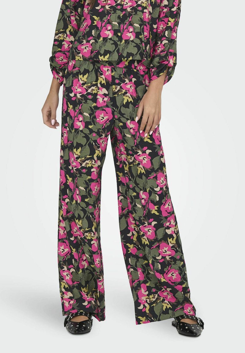 Blommig tvådelad outfit i mörkgrön med rosa och gula blommor. Vida byxor och långärmad topp med elastisk midja, lättviktsmaterial.