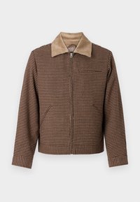 Chaqueta marrón a cuadros con cuello de pana, cierre delantero con cremallera, dos bolsillos laterales y un bolsillo en el pecho. Presenta una tela texturizada.