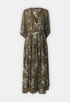Robe maxi fleurie brune avec un décolleté en V, de courtes manches bouffantes et une taille cintrée. Présente un motif floral blanc répété sur un tissu texturé.